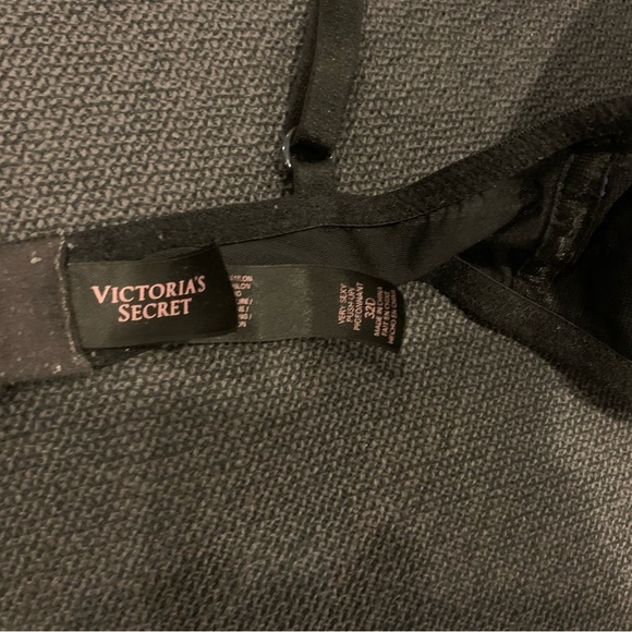 Gorgeous Victoria’s Secret Black and Push Up Blue Bra Size 32D - Picture 3 of 3